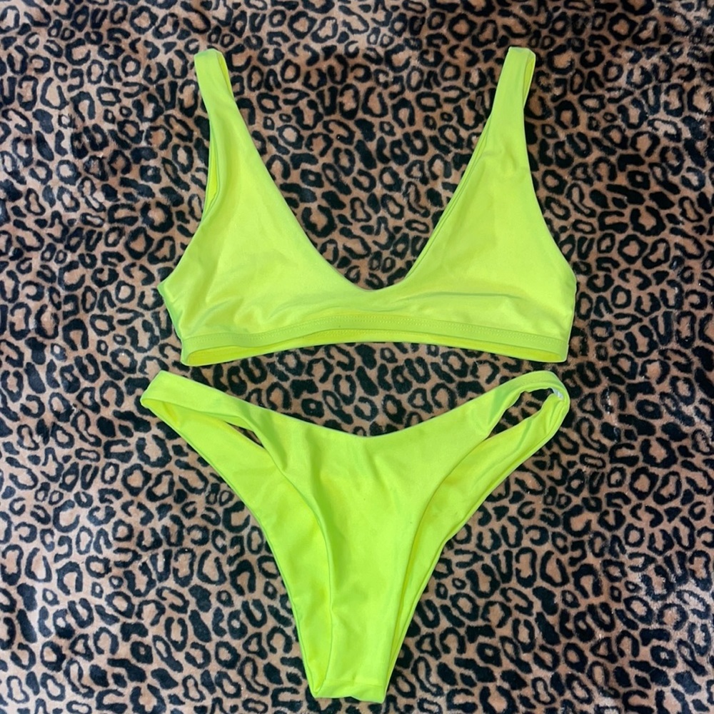 LARGE (Neon) Shein Bikini Bathing Suit never worn without tags. But never worn.